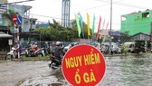 Khu vực ngã tư Nguyễn Trãi - Phan Ngọc Hiển bị ngập sâu và xuất hiện nhiều ổ gà