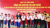 Chủ tịch Quốc hội Nguyễn Thị Kim Ngân thăm và tặng quà cho học sinh ở Cà Mau