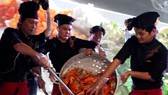Các đầu bếp trình diễn chảo cua rang me khổng lồ tại Liên hoan ẩm thực diễn ra tại Cà Mau năm 2019