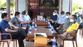 Bộ trưởng Bộ NN-PTNT Lê Minh Hoan (bìa phải) tham quan tại Hội quán tôm rừng Rạch Gốc