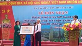 Đại diện Bộ VH-TT-DL (bìa phải) trao bằng xếp hạng Di tích Quốc gia địa điểm trận Giồng Bốm cho bà Cao Xuân Thu Vân, Phó Chủ tịch UBND tỉnh Bạc Liêu