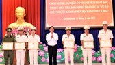 Ông Huỳnh Quốc Việt (thứ 4, từ trái sang) tặng bằng khen cho các cá nhân có thành tích điều tra khám phá nhanh các vụ trọng án