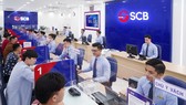 Khách hàng giao dịch tại ngân hàng SCB