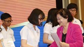 Bà Trương Mỹ Hoa – Nguyên Phó Chủ tịch nước, Chủ tịch Quỹ học bổng Vừ A Dính trong chương trình “Lễ trao học bổng Lawrence S. Ting” 