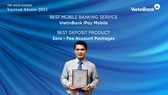 Ông Đàm Hồng Tiến - Giám đốc khối bán lẻ VietinBank vinh dự nhận 2 Giải thưởng “Dịch vụ ngân hàng di động tốt nhất - VietinBank iPay Mobile”