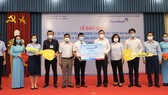 VietinBank trao biển tượng trưng tài trợ 2 xe cứu thương cho Bệnh viện Đà Nẵng, Trung tâm Y tế quận Sơn Trà, TP. Đà Nẵng
