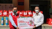 Prudential trao tặng 250 bình oxy và 1.200 túi an sinh cho các hộ dân khó khăn tại 6 tỉnh thành phía Nam vào ngày 22-9 vừa qua