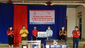 Đại diện công ty SABIC trao khoản ủng hộ 20.000 USD cho các hệ thống lọc nước 13 trường học tại Nghệ An