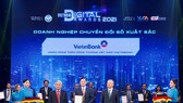 Ông Trần Công Quỳnh Lân - Phó Tổng giám đốc kiêm Giám đốc chuyển đổi số đại diện VietinBank nhận giải thưởng Doanh nghiệp chuyển đổi số xuất sắc Việt Nam năm 2021