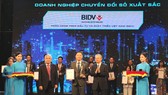 Ông Nguyễn Chiến Thắng - Giám đốc Trung tâm Ngân hàng số BIDV -  đại diện BIDV nhận giải thưởng