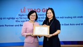 Đại diện IFC trao giải thưởng “Ngân hàng phát hành tốt nhất Khu vực Đông Á - Thái Bình Dương 2022” cho VietinBank