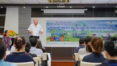 Ông Kevin Moore, Giám đốc điều hành VWS giải đáp những câu hỏi của các bác sĩ về công tác thu gom, tiếp nhận và xử lý rác tại VWS