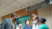 Ông Lennor Carrillo (trái), Tổng giám đốc Roche Pharma Việt Nam, trao đổi với bác sĩ Bệnh viện Đại học Y Dược TPHCM