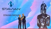 Ông Đinh Đức Thắng, Chủ Tịch HĐQT kiêm Tổng Giám đốc Tập Đoàn Stavian (bên trái) nhận cúp "Nơi làm việc tốt nhất châu Á năm 2022"