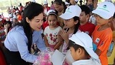 Bà Huỳnh Thị Lan Phương, Phó Tổng giám đốc VWS phát quà cho cho các con em công nhân viên