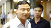 Đại biểu Bùi Văn Xuyền trả lời báo chí bên hành lang quốc hội
