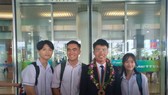 Nguyễn Ngọc Long bên bạn bè ở sân bay Nội Bài sáng 30-7