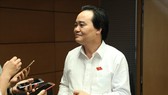 Bộ trưởng Phùng Xuân Nhạ trả lời bên hành lang Quốc hội