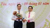 Ông Trần Thanh Mẫn (phải) chúc mừng ông Phùng Khánh Tài (trái)