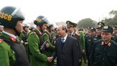 Thủ tướng Nguyễn Xuân Phúc thăm hỏi cán bộ, chiến sĩ cảnh sát cơ động
