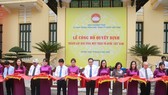 Các đại biểu cắt băng khánh thành Bảo tàng MTTQ Việt Nam