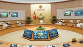 Thủ tướng Nguyễn Xuân Phúc chủ trì cuộc họp trực tuyến, chiều 12-8. Ảnh: QUANG PHÚC