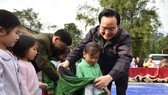 Bộ trưởng Bộ GD-ĐT Phùng Xuân Nhạ  trao áo ấm cho học sinh