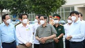 Thủ tướng Phạm Minh Chính cùng lãnh đạo Bộ, ngành Trung ương kiểm tra phòng chống dịch Covid-19 tại TPHCM. Ảnh: TTXVN