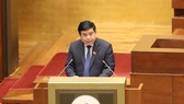 Thừa ủy quyền của Thủ tướng Chính phủ, Bộ trưởng Bộ KH-ĐT Nguyễn Chí Dũng đã trình bày tờ trình về dự kiến kế hoạch cơ cấu lại nền kinh tế giai đoạn 2021 - 2025. Ảnh: QUANG PHÚC