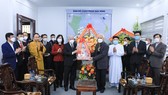 Chủ tịch Ủy ban TƯ MTTQ Việt Nam Đỗ Văn Chiến tặng hoa chúc mừng Giáng sinh Tòa Giám mục Giáo phận Bắc Ninh