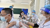 Tiêm vaccine cho học sinh lớp 8, 9 tại Hà Nội. Ảnh: VIẾT CHUNG