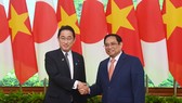 Thủ tướng Phạm Minh Chính và Thủ tướng Nhật Bản Kishida Fumio. Ảnh: VIẾT CHUNG