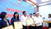 Các tập thể, cá nhân nhận bằng khen vì thành tích tham gia giải báo chí về đấu tranh phòng chống tham nhũng 