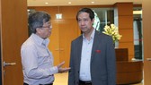 ĐB Trương Trọng Nghĩa (TPHCM) trao đổi với Bộ trưởng Bộ GD-ĐT Nguyễn Kim Sơn bên hành lang Quốc hội, chiều 25-5. Ảnh: QUANG PHÚC
