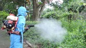 Phun hóa chất diệt muỗi để hạn chế nguy cơ bùng phát dịch sốt xuất huyết