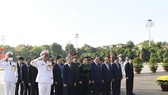 Lãnh đạo Đảng, Nhà nước tưởng niệm các Anh hùng liệt sĩ. ẢNH: VIẾT CHUNG