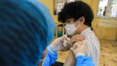 Tiêm vaccine ngừa Covid-19 cho học sinh từ 15-17 tuổi tại Trường THPT Quang Trung, Hà Nội. Ảnh: QUANG PHÚC
