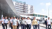 Thủ tướng Phạm Minh Chính và đoàn công tác đã đi khảo sát hiện trường cơ sở bệnh viện. Ảnh: VIẾT CHUNG