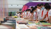 Học sinh Hà Nội thích thú tham quan sách giáo khoa nước ngoài và Việt Nam