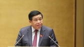 Bộ trưởng Bộ KH-ĐT Nguyễn Chí Dũng trình bày Tờ trình về dự án Luật Đấu thầu (sửa đổi). Ảnh: QUANG PHÚC