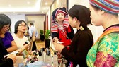 Du khách tham quan, mua đặc sản trực tiếp tại gian hàng giới thiệu sản phẩm của tỉnh Hà Giang sáng 21-7