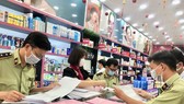 Cán bộ QLTT kiểm tra tại một cửa hàng thuộc chuỗi mỹ phẩm Ansan Cosmetics 