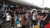 Sân bay Tân Sân Nhất đông nghẹt hành khách chiều 6-2