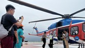 Khách đi tour trực thăng ngắm TPHCM do TSTtourist tổ chức