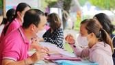 Khách mua tour tại gian hàng BenThanh Tourist