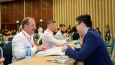 Người mua trao đổi thông tin tại ITE HCMC thời điểm trước dịch