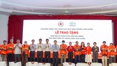 Ngư dân được trao tặng áo phao ngày 2-10