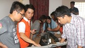  Chuyên gia hỗ trợ các nhà chế tạo trẻ Việt Nam phát triển sản phẩm thực tế