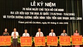 Phó Thủ tướng Thường trực Trương Hòa Bình tặng cờ thi đua cho các tập thể xuất sắc.