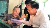 Phó Bí thư Thường trực Thành ủy TPHCM Tất Thành Cang thăm, tặng quà mẹ Việt Nam anh hùng Lê Thị Hồ